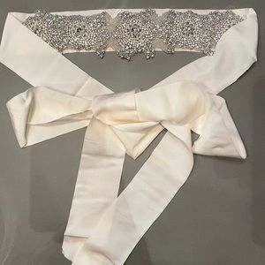 Vera Wang never worn wedding gown sash
